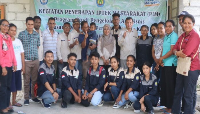 Prihatin Harga Tomat Anjlok, Dosen dan Mahasiswa Politani Kupang Gelar Pelatihan Membuat Torakur