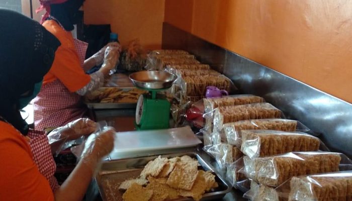 Oleh-oleh Khas Keripik Tempe Rohani Sukses Kembangkan Usaha Berkat Pinjaman BRI