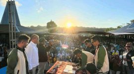 Ketua PKB Sumba Timur, Abdul Samad (Baju Putih) dalam penyerahan SK Dukungan kepada ULP-YH di Pahunga Lodu/Foto Dok ULP YH