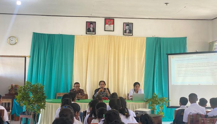 Ruth Laiskodat Paparkan  Kebijakan Satuan Pendidikan Ramah Anak di SMA Negeri 10 Kupang