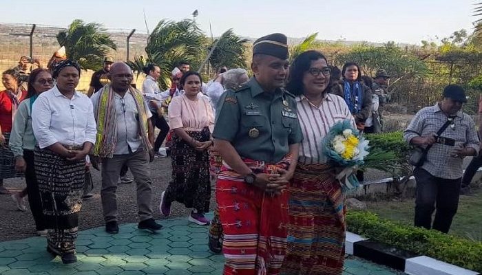 Brigjend Simon Petrus Kamlasi Disambut Parade Etnis NTT di Bandara El tari Kupang