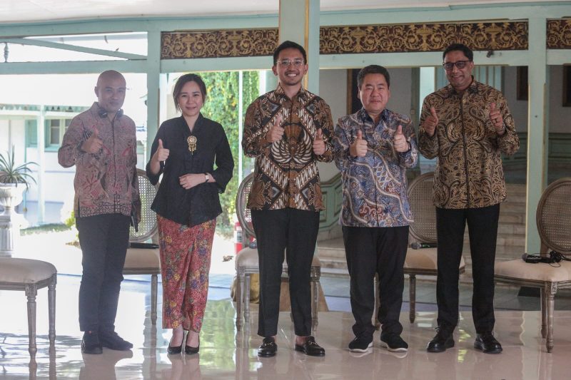 Kiri ke Kanan: Yura Syahrul (Chief Editor Katadata), Christin Djuarto (Direktur Eksekutif Shopee Indonesia), K.G.P.A.A Mangkoenagoro X (Pengageng Mangkunegaran), Roderick Purwana (Managing Partner East Ventures) dan Vikram Sinha (CEO Indosat Ooredoo Hutchison)