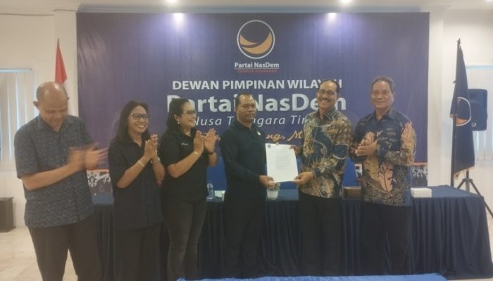 Sesuai Rekomendasi, DPW NasDem NTT Serahkan 14 SK Untuk 14 Cakada