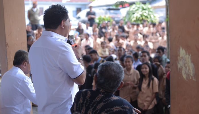 Paket SIAGA  Salurkan Beasiswa Untuk Tiga SMA di Ngada