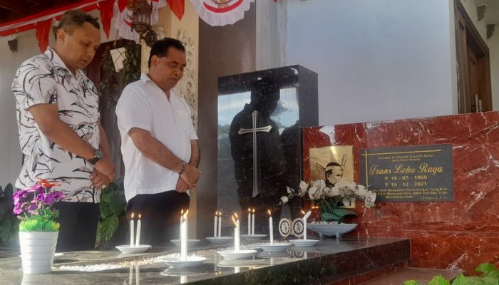 Ziarah Ke Makam Frans Leburaya, SPK : Beliau Sosok Pemimpin Yang Sangat Humanis dan Rendah Hati