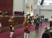 Standing Ovation Untuk Simon Petrus Kamlasi Dalam Diskusi Publik Yang Digelar FISIP Undana Kupang