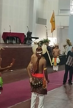 Standing Ovation Untuk Simon Petrus Kamlasi Dalam Diskusi Publik Yang Digelar FISIP Undana Kupang