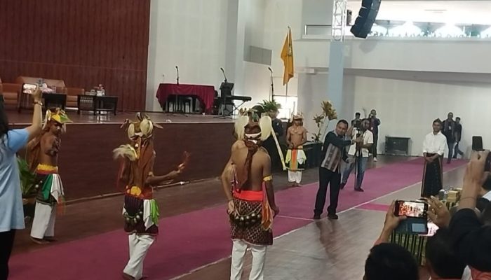 Standing Ovation Untuk Simon Petrus Kamlasi Dalam Diskusi Publik Yang Digelar FISIP Undana Kupang