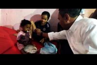 Calon Gubernur NTT Nomor Urut 3, Simon Petrus Kamlasi ketika melihat langsung Korban Bencana Erupsi Gunung Lewotobi Laki-Laki di Desa Konga, Kecamatan Titehena, Flores Timur. Di Tenda Pengungsian, SPK Terlihat menyuapi Seorang Balita. 