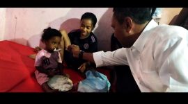 Calon Gubernur NTT Nomor Urut 3, Simon Petrus Kamlasi ketika melihat langsung Korban Bencana Erupsi Gunung Lewotobi Laki-Laki di Desa Konga, Kecamatan Titehena, Flores Timur. Di Tenda Pengungsian, SPK Terlihat menyuapi Seorang Balita. 