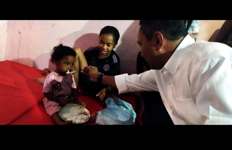 Calon Gubernur NTT Nomor Urut 3, Simon Petrus Kamlasi ketika melihat langsung Korban Bencana Erupsi Gunung Lewotobi Laki-Laki di Desa Konga, Kecamatan Titehena, Flores Timur. Di Tenda Pengungsian, SPK Terlihat menyuapi Seorang Balita.