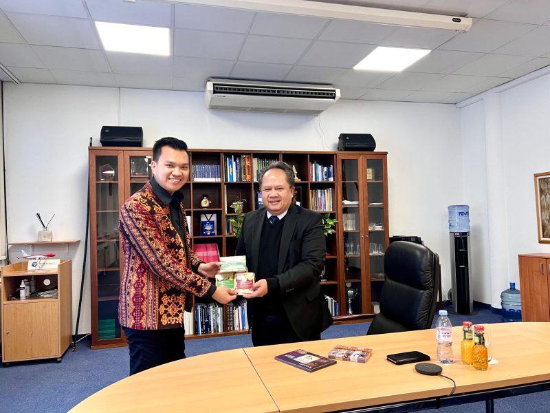Randy Fransisco Lopez dalam satu kunjungan bisnis ke Benua Eropa. Ia Bertandang ke Kedubes Jerman. Pada saat itu ia mempromosikan produk Pariwisata dan UMKM NTT