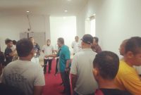Puluhan Kontraktor di Kabupaten geruduk Kantor Bupati akibat Pemerintah belum membayar utang proyek senilai 49 Milyar. Foto : Chen Rasi/Savanaparadise.com