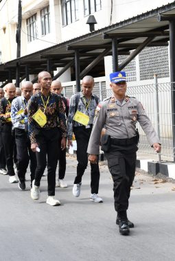 118 Siswa Bintara Pria Diserahkan ke SPN Polda NTT Untuk Memulai Pendidikan