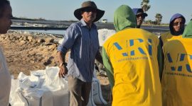 Marthen Dira Tome ketika berada di lahan garam. Ia melibatkan ratusan pekerja yang berasal dari lokasi sekitar tambak. Foto Joey Rini Ga
