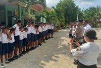 Kapolsek Amarasi Timur, Polres Kupang, Ipda Fransiskus Xaverius Lanto turun tangan menangani kasus tawuran antar siswa yang terjadi di halaman SMP Negeri Amarasi Timur, Kabupaten Kupang. Foto :Ho/Polsek Amarasi Timur