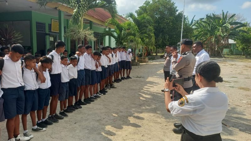 Kapolsek Amarasi Timur, Polres Kupang, Ipda Fransiskus Xaverius Lanto turun tangan menangani kasus tawuran antar siswa yang terjadi di halaman SMP Negeri Amarasi Timur, Kabupaten Kupang. Foto :Ho/Polsek Amarasi Timur
