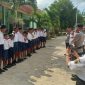 Kapolsek Amarasi Timur, Polres Kupang, Ipda Fransiskus Xaverius Lanto turun tangan menangani kasus tawuran antar siswa yang terjadi di halaman SMP Negeri Amarasi Timur, Kabupaten Kupang. Foto :Ho/Polsek Amarasi Timur