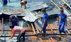 Polairud Polda NTT Bantu Warga Sikka yang Rumahnya Roboh Akibat Cuaca Ekstrem