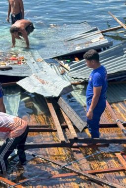 Polairud Polda NTT Bantu Warga Sikka yang Rumahnya Roboh Akibat Cuaca Ekstrem
