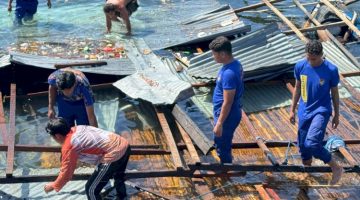 Polairud Polda NTT Bantu Warga Sikka yang Rumahnya Roboh Akibat Cuaca Ekstrem