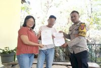 Bhabinkamtibmas Kelurahan Liliba, Bripka Andri Non, yang mengimbau warga agar mematuhi aturan dan membuat surat pernyataan bermeterai sebelum menggelar pesta.Foto:tribratanewskupangkota