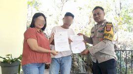 Bhabinkamtibmas Kelurahan Liliba, Bripka Andri Non, yang mengimbau warga agar mematuhi aturan dan membuat surat pernyataan bermeterai sebelum menggelar pesta.Foto:tribratanewskupangkota