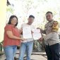 Bhabinkamtibmas Kelurahan Liliba, Bripka Andri Non, yang mengimbau warga agar mematuhi aturan dan membuat surat pernyataan bermeterai sebelum menggelar pesta.Foto:tribratanewskupangkota