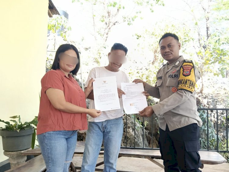 Bhabinkamtibmas Kelurahan Liliba, Bripka Andri Non, yang mengimbau warga agar mematuhi aturan dan membuat surat pernyataan bermeterai sebelum menggelar pesta.Foto:tribratanewskupangkota