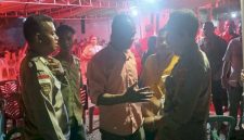 Personel piket Polsek Maulafa, Polresta Kupang Kota menunjukkan respon cepat terhadap aduan warga terkait kebisingan musik pada sebuah pesta di Kelurahan Bello, Kecamatan Maulafa, Kota Kupang, pada (Minggu/5/10/2025) malam sekitar pukul 24.20 Wita.Foto:DL/Tribratanewskupangkota