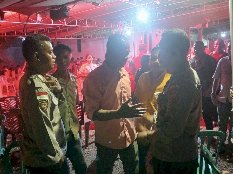 Personel piket Polsek Maulafa, Polresta Kupang Kota menunjukkan respon cepat terhadap aduan warga terkait kebisingan musik pada sebuah pesta di Kelurahan Bello, Kecamatan Maulafa, Kota Kupang, pada (Minggu/5/10/2025) malam sekitar pukul 24.20 Wita.Foto:DL/Tribratanewskupangkota