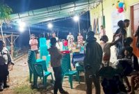 Polsek Maulafa menerima laporan dari warga RT 02/RW 001, Kelurahan Maulafa, Kecamatan Maulafa, tentang adanya pesta wisuda di salah satu rumah kos yang berlangsung hingga larut malam dan menimbulkan kebisingan.Foto:dl/tribratanewskupangkota