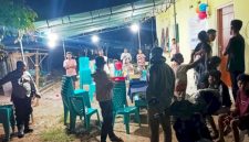 Polsek Maulafa menerima laporan dari warga RT 02/RW 001, Kelurahan Maulafa, Kecamatan Maulafa, tentang adanya pesta wisuda di salah satu rumah kos yang berlangsung hingga larut malam dan menimbulkan kebisingan.Foto:dl/tribratanewskupangkota