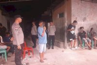 Piket SPKT Polsek Maulafa melakukan pendekatan persuasif untuk membubarkan pesta di Kelurahan Oepura yang berlangsung hingga laut malam. Foto: AN/tribaratanewskupangkota