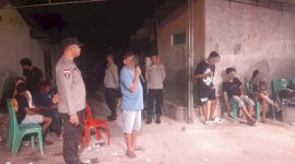 Piket SPKT Polsek Maulafa melakukan pendekatan persuasif untuk membubarkan pesta di Kelurahan Oepura yang berlangsung hingga laut malam. Foto: AN/tribaratanewskupangkota