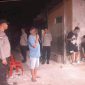 Piket SPKT Polsek Maulafa melakukan pendekatan persuasif untuk membubarkan pesta di Kelurahan Oepura yang berlangsung hingga laut malam. Foto: AN/tribaratanewskupangkota