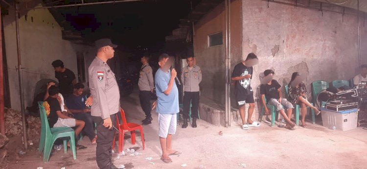 Piket SPKT Polsek Maulafa melakukan pendekatan persuasif untuk membubarkan pesta di Kelurahan Oepura yang berlangsung hingga laut malam. Foto: AN/tribaratanewskupangkota