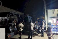 Aparat Polres Kupang Kota bergerak cepat melerai tawuran yang terjadi di kelurahan Oesapa, Kecamatan Kelapa Lima, Kota Kupang. Foto: tribaratanewskupangkota