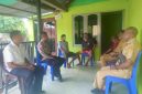 Bhabinkamtibmas, Aipda Mariano Klau, mendatangi Tempat Kejadian Perkara (TKP). Foto: tribaratanewskupangkota