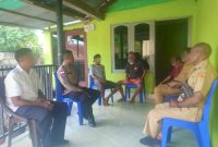 Bhabinkamtibmas, Aipda Mariano Klau, mendatangi Tempat Kejadian Perkara (TKP). Foto: tribaratanewskupangkota