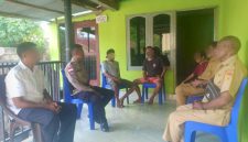 Bhabinkamtibmas, Aipda Mariano Klau, mendatangi Tempat Kejadian Perkara (TKP). Foto: tribaratanewskupangkota