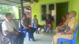 Bhabinkamtibmas, Aipda Mariano Klau, mendatangi Tempat Kejadian Perkara (TKP). Foto: tribaratanewskupangkota