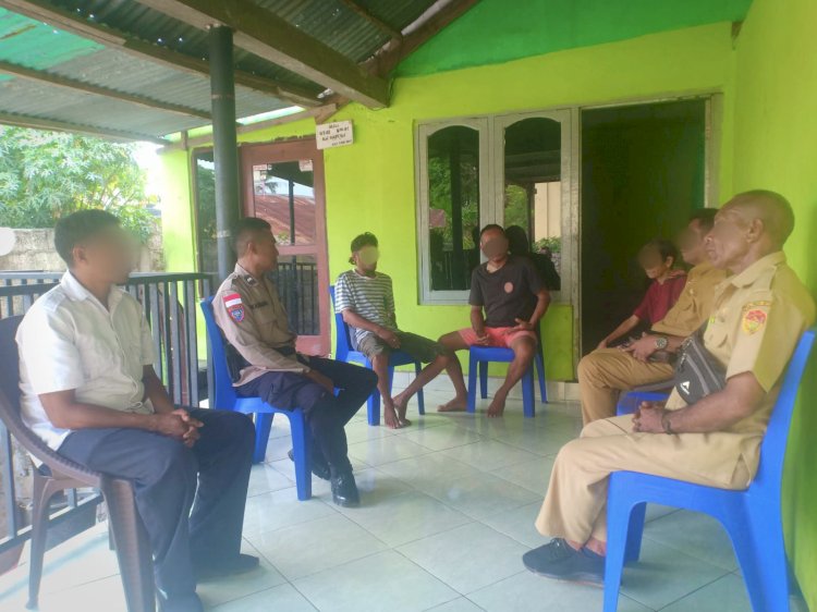 Bhabinkamtibmas, Aipda Mariano Klau, mendatangi Tempat Kejadian Perkara (TKP). Foto: tribaratanewskupangkota