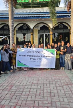 PPI NTT Angkatan 1990–2006 Kembali Bagi Sembako di Masjid Al Anshar Untuk Janda dan Pemulung