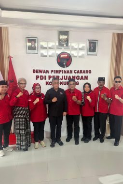 Kader PDI Perjuangan Kota Kupang Bangun Sekretariat Pakai Gotong Royong, Hasto Sumbang 50 Juta