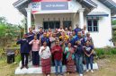 Aldo Ibrahim Ballo, Branch Manager (BM) KCP LPU Buraen, Kabupaten Kupang Foto bersama KPM, Babinsa, tokoh masyarakat dan warga setempat didepan kantor KCP. Foto : ho/Aldo Ibrahim Ballo