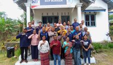 Aldo Ibrahim Ballo, Branch Manager (BM) KCP LPU Buraen, Kabupaten Kupang Foto bersama KPM, Babinsa, tokoh masyarakat dan warga setempat didepan kantor KCP. Foto : ho/Aldo Ibrahim Ballo