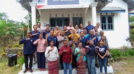 Aldo Ibrahim Ballo, Branch Manager (BM) KCP LPU Buraen, Kabupaten Kupang Foto bersama KPM, Babinsa, tokoh masyarakat dan warga setempat didepan kantor KCP. Foto : ho/Aldo Ibrahim Ballo