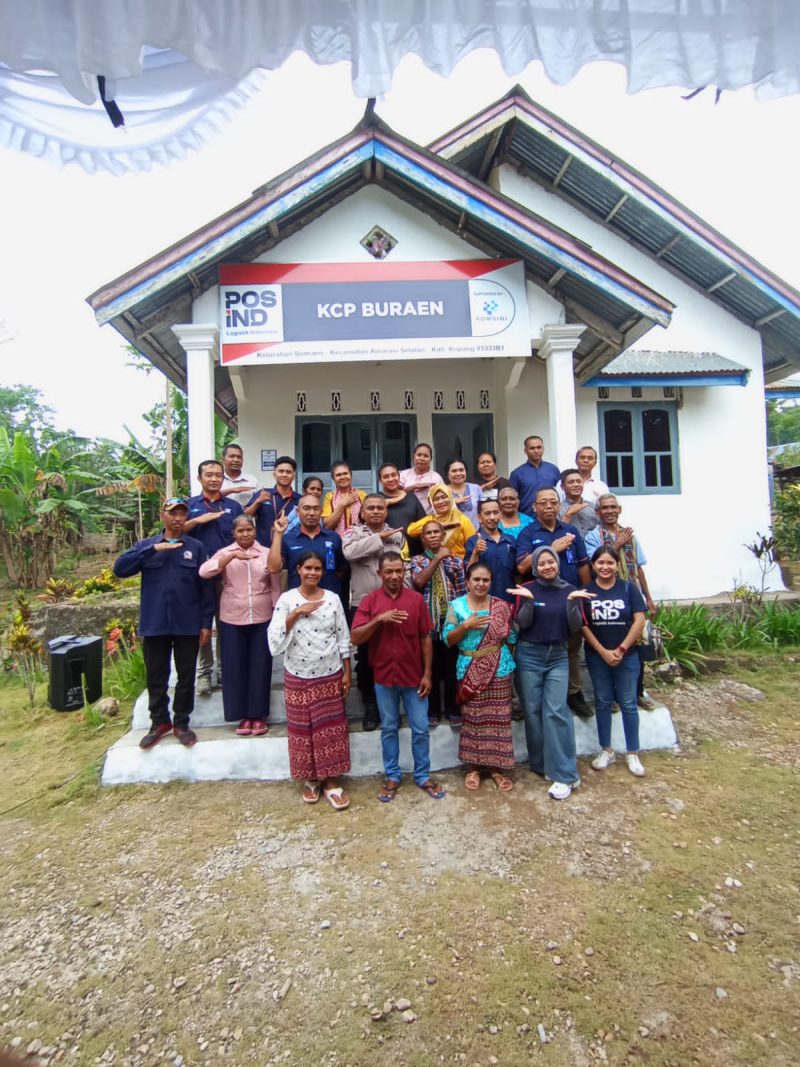 Aldo Ibrahim Ballo, Branch Manager (BM) KCP LPU Buraen, Kabupaten Kupang Foto bersama KPM, Babinsa, tokoh masyarakat dan warga setempat didepan kantor KCP. Foto : ho/Aldo Ibrahim Ballo