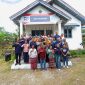Aldo Ibrahim Ballo, Branch Manager (BM) KCP LPU Buraen, Kabupaten Kupang Foto bersama KPM, Babinsa, tokoh masyarakat dan warga setempat didepan kantor KCP. Foto : ho/Aldo Ibrahim Ballo